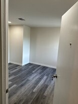 11231 Oxnard St in Los Angeles, CA - Building Photo