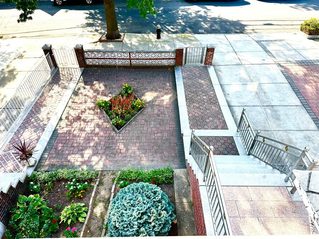 6653 79th St, Unit Unit#2 in Middle Village, NY - Foto de edificio - Building Photo