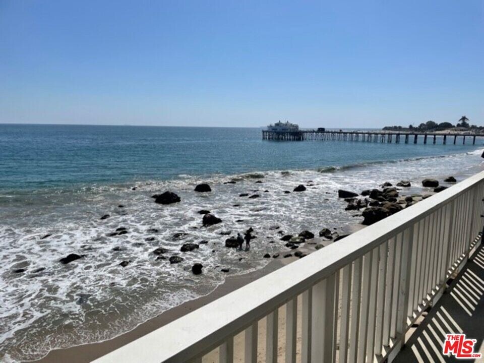 22860 Pacific Coast Hwy in Malibu, CA - Building Photo