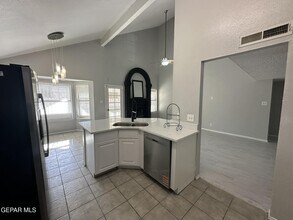 11364 Crater Lake Ave in El Paso, TX - Building Photo - Building Photo