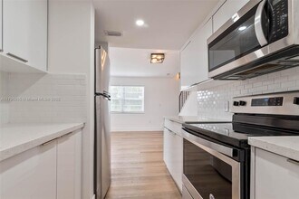 1114 Douglas Rd in Coral Gables, FL - Building Photo - Building Photo