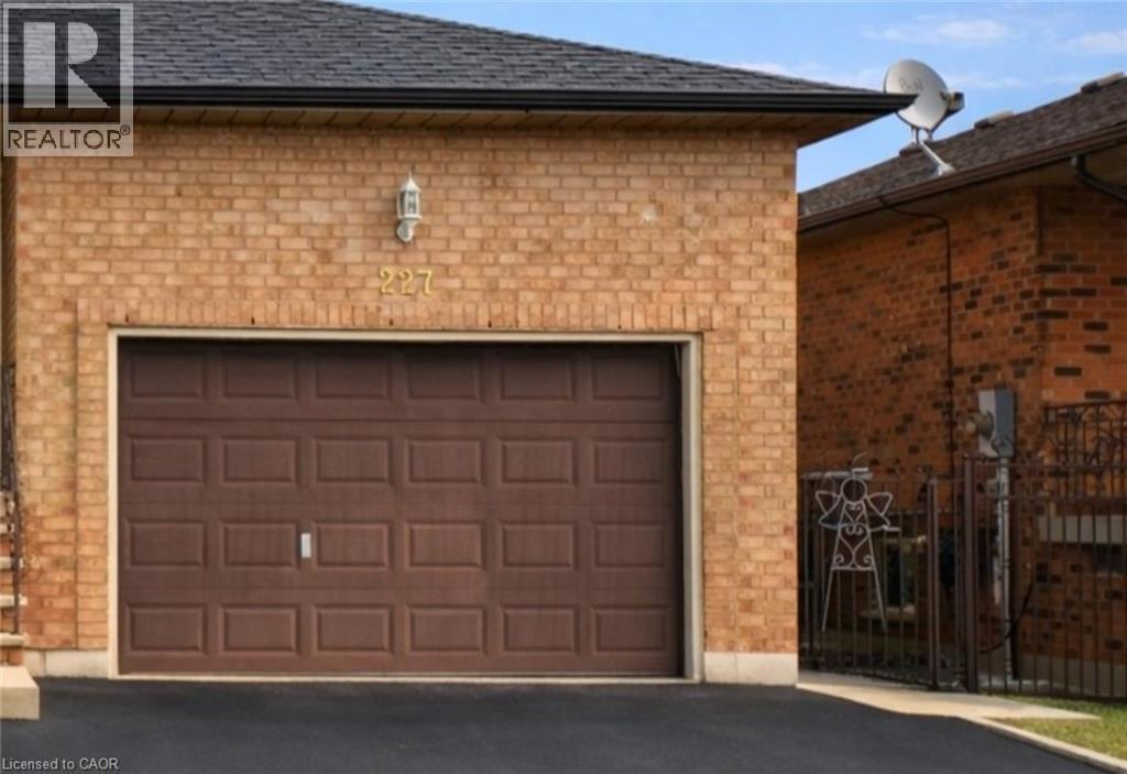 227 Templemead Dr in Hamilton, ON - Building Photo
