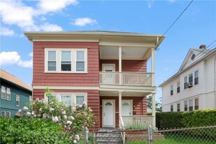86 Rochambeau Ave in Providence, RI - Building Photo