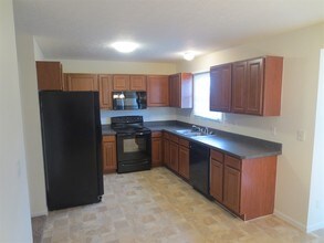 437 Hunters Ct in Newark, OH - Building Photo - Building Photo