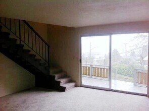 231 S Lafayette Ave in Bremerton, WA - Building Photo - Building Photo