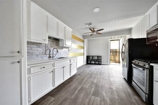 28 Lakeway St in Conroe, TX - Building Photo