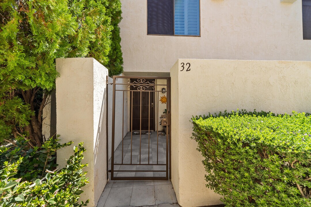 73330 Shadow Mountain Dr in Palm Desert, CA - Foto de edificio