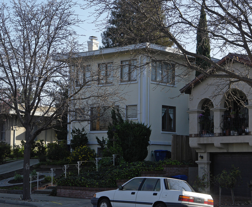 3363 Fernside Blvd in Alameda, CA - Building Photo