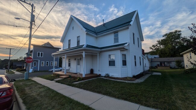 10988 Ridge St, Unit APT #2 in Blue Mounds, WI - Foto de edificio - Building Photo