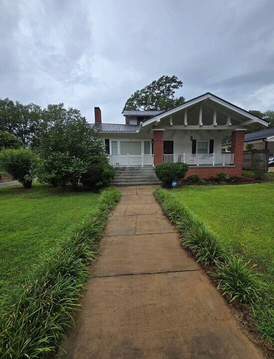 808 Highland Ave in Anniston, AL - Building Photo