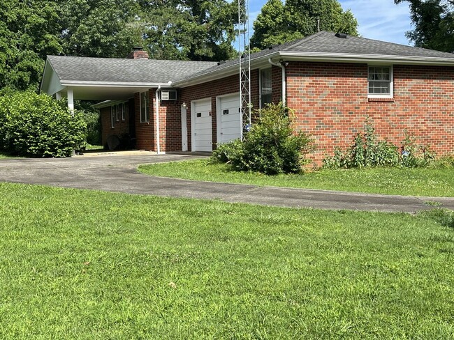 253 Old Shackle Island Rd in Hendersonville, TN - Foto de edificio - Building Photo