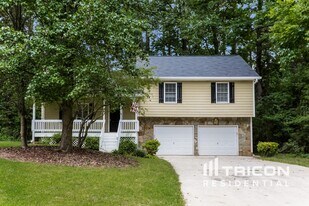 100 Russell Dr in Hiram, GA - Building Photo