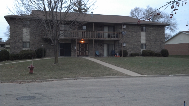 400 Robin Hood Ln in Gillett, WI - Foto de edificio