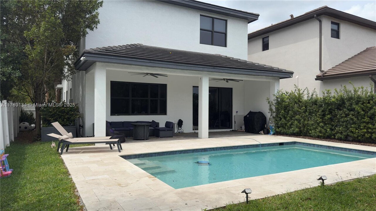 4980 Whispering Way in Davie, FL - Building Photo