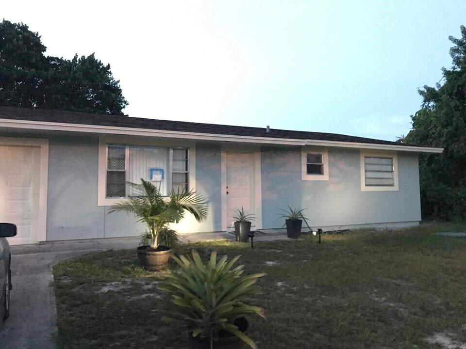 343 SE Oakridge Dr in Port St. Lucie, FL - Building Photo