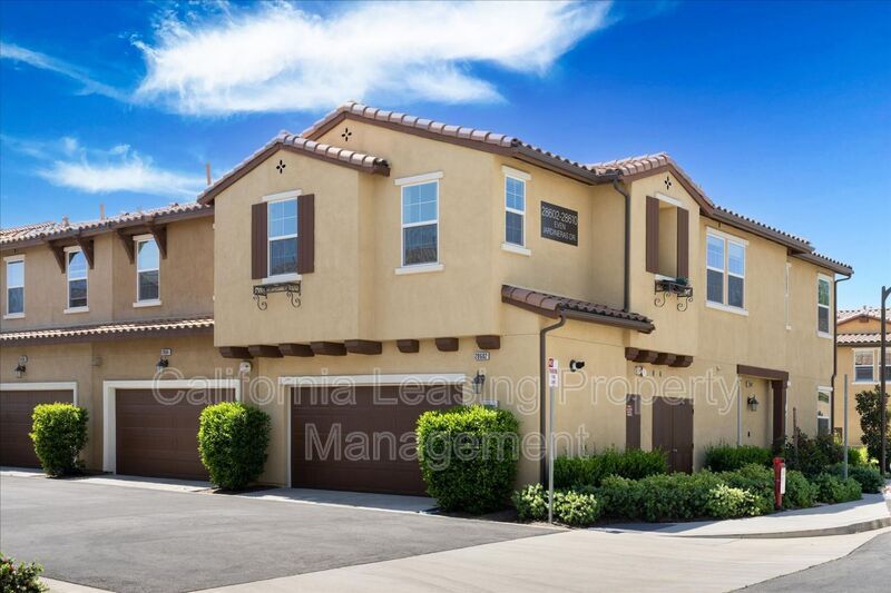 28602 Jardineras Dr in Valencia, CA - Building Photo