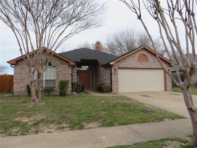 1104 Germany Dr in Cedar Hill, TX - Foto de edificio