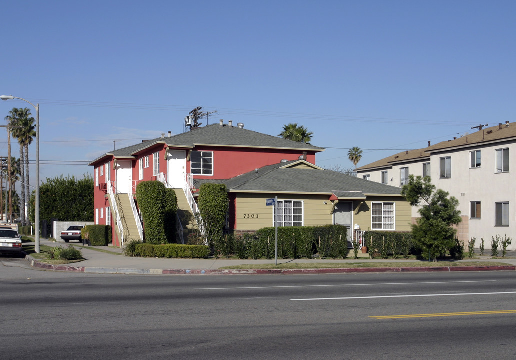 7303 Woodley Ave in Van Nuys, CA - Building Photo