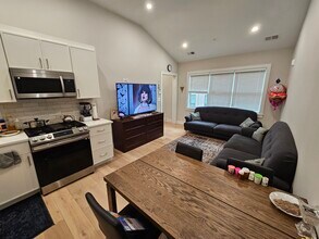 9 Everett Sq, Unit 6 in Boston, MA - Building Photo - Building Photo