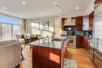 2442 N Southport Ave, Unit 3N in Chicago, IL - Foto de edificio - Building Photo