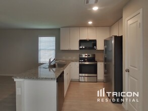 305 Cordova Xing in Seguin, TX - Building Photo - Building Photo