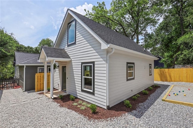 property at 496 Glenwood Pl SE