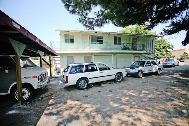 1084 Hazel in Hayward, CA - Foto de edificio - Building Photo