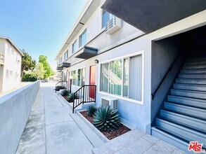 11749 Riverside Dr in Los Angeles, CA - Building Photo - Building Photo