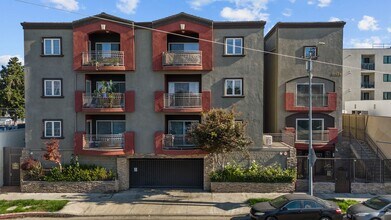 11124 Burbank Blvd in Los Angeles, CA - Building Photo - Building Photo