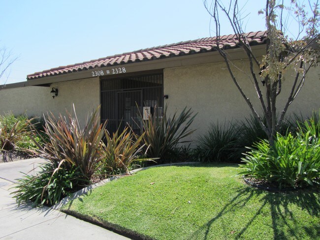 Fullerton Gardens Apartments in Fullerton, CA - Foto de edificio - Building Photo