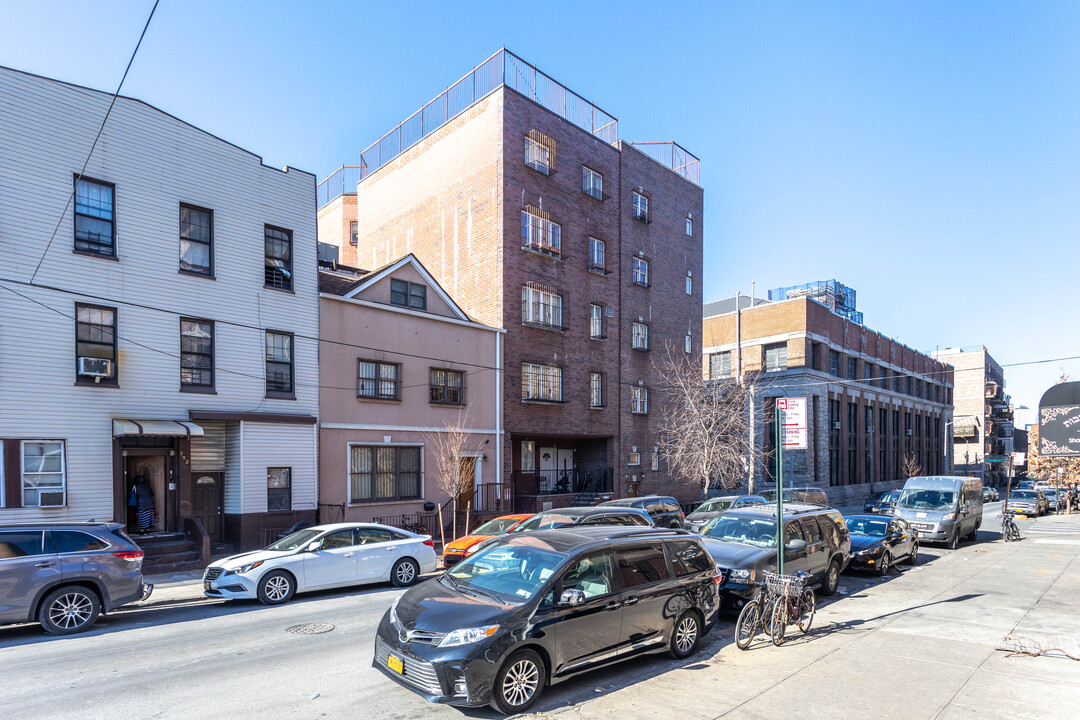 788 Kent Ave in Brooklyn, NY - Building Photo