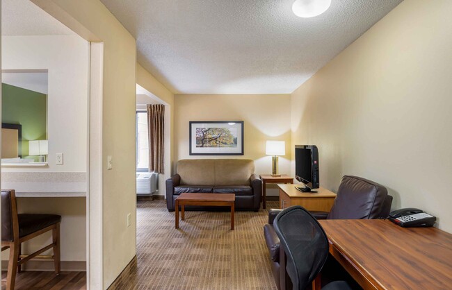 Furnished Studio - Omaha in Omaha, NE - Foto de edificio - Building Photo