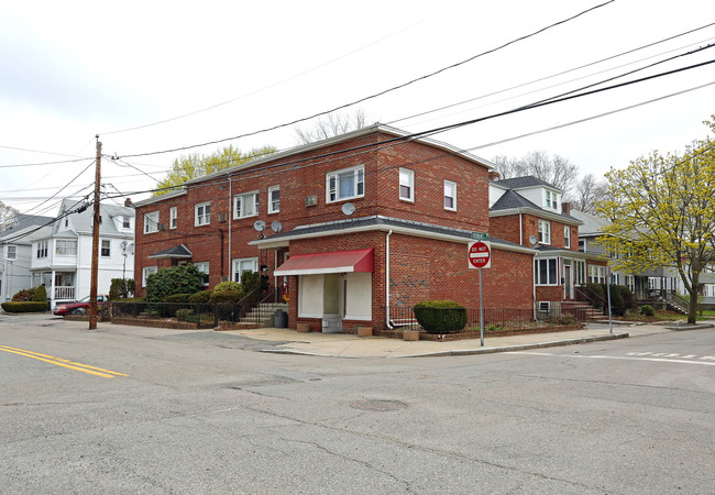 396 Newton St in Waltham, MA - Foto de edificio - Building Photo