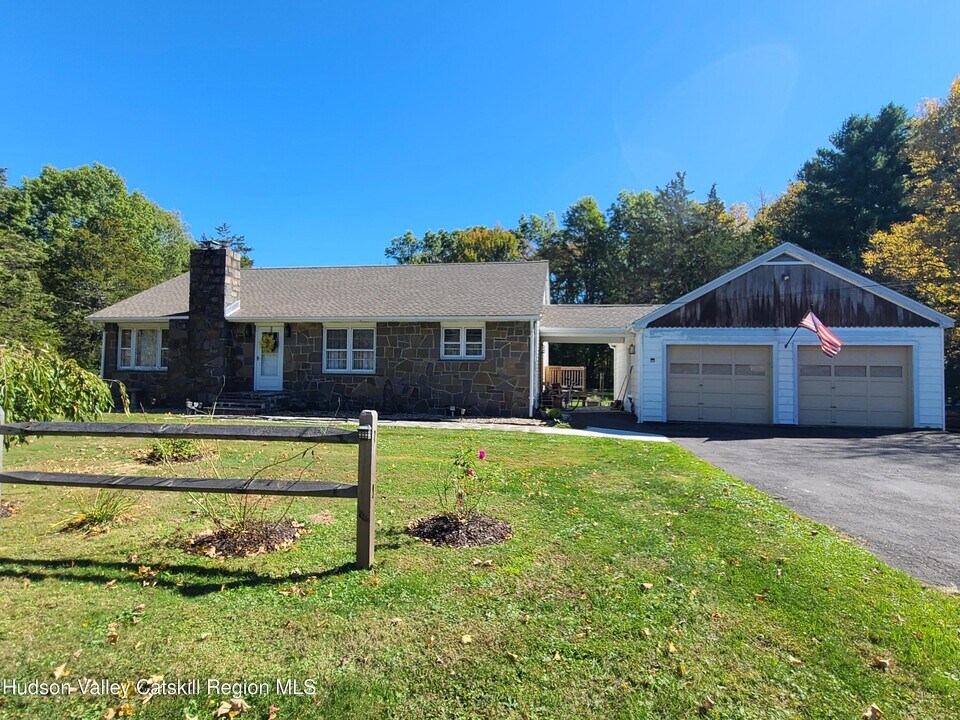 24 Dubois Rd in New Paltz, NY - Building Photo