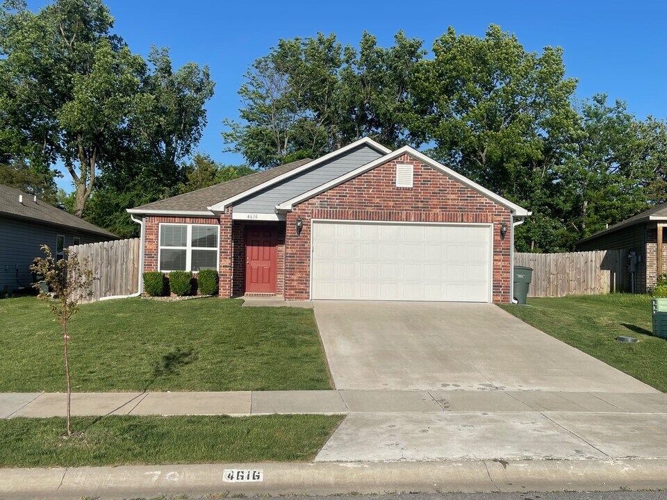 4616 W Hoover Loop in Fayetteville, AR - Building Photo