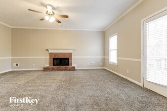 571 Hilton Ave in Lawrenceville, GA - Foto de edificio - Building Photo