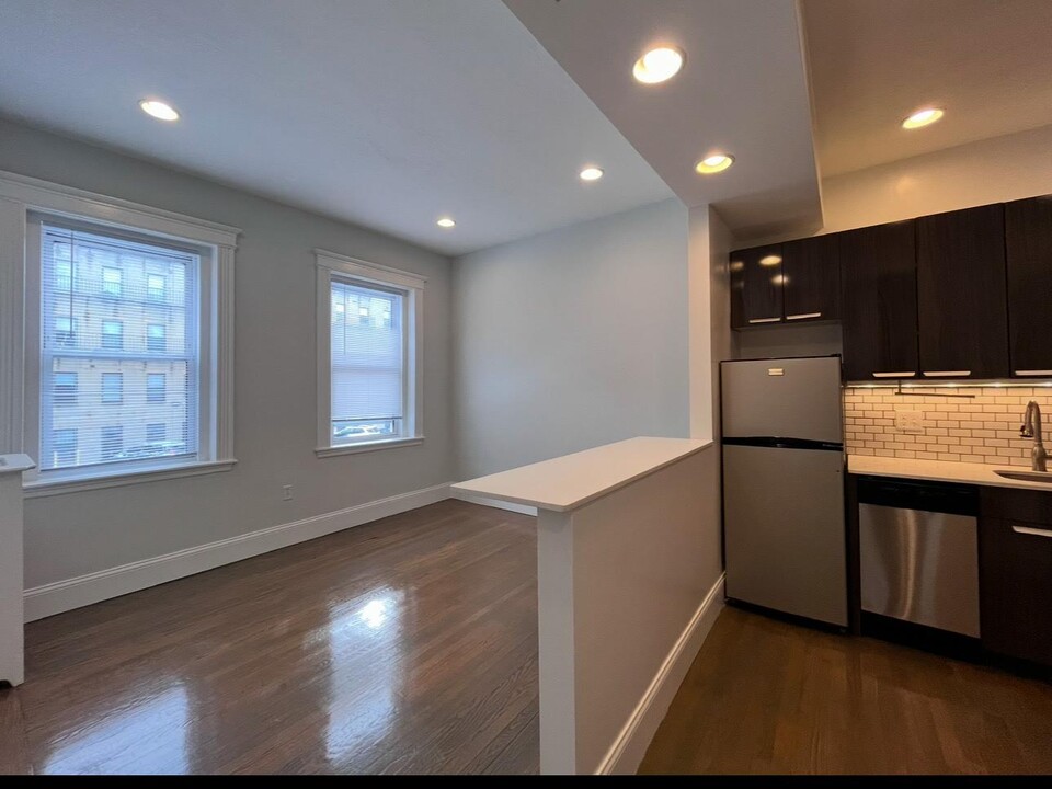 31 Queensberry St, Unit 2 in Boston, MA - Building Photo