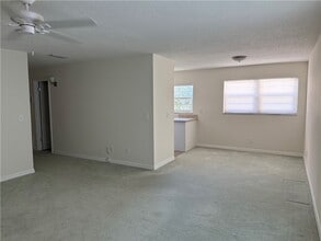 31 Pine Arbor Ln, Unit 206 in Vero Beach, FL - Building Photo - Building Photo