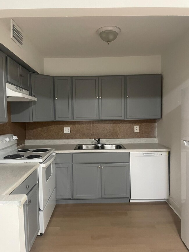 2029 NW 46th Ave in Lauderhill, FL - Foto de edificio - Building Photo