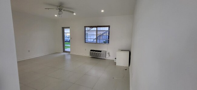 916 W 42 St-Unit -104 in Miami Beach, FL - Foto de edificio - Building Photo