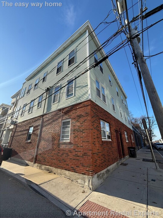 66 Beacon St in Somerville, MA - Building Photo