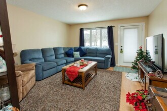 831 Weeks Ave SE in Minneapolis, MN - Building Photo - Building Photo