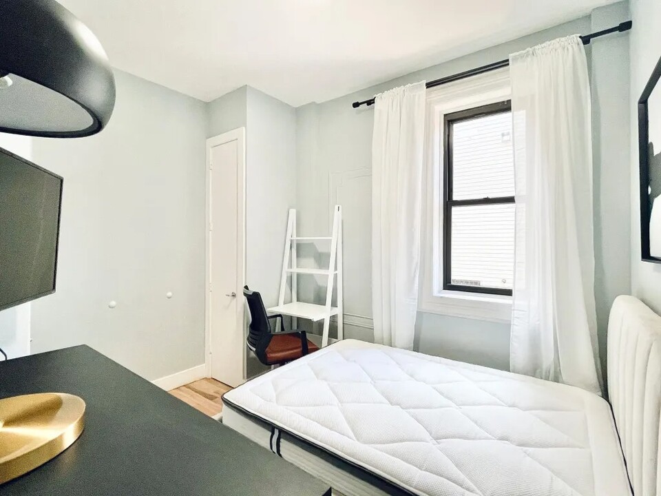Furnished room/NOT APARTMENT, Unit 2 in Brooklyn, NY - Foto de edificio