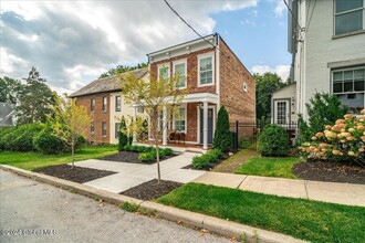 4 Circular St in Saratoga Springs, NY - Building Photo - Building Photo