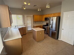 7314 Platinum Creek St in Las Vegas, NV - Building Photo - Building Photo