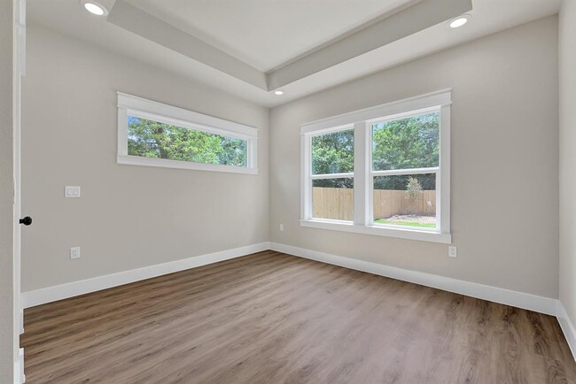 204 Booker T Washington St in Conroe, TX - Building Photo - Building Photo