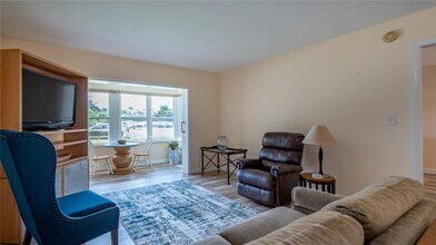 5020 Brittany Dr S in St. Petersburg, FL - Building Photo - Building Photo