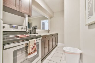 300 W Peachtree St NW in Atlanta, GA - Foto de edificio - Building Photo