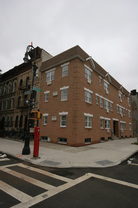 1041-1047 Dekalb Ave in Brooklyn, NY - Building Photo