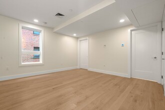 305 Border St, Unit 402 in Boston, MA - Building Photo - Building Photo